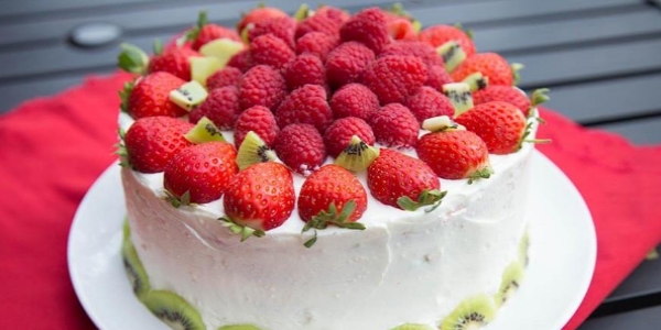 Как украсить торт фруктами